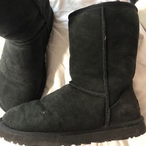 Short black UGGs + cleaning spray